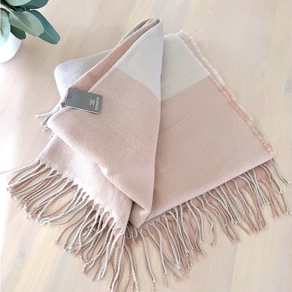 New SOIA & KYO woven color blocked open wrap/scarf/cardigan with fringe trim - Picture 2 of 10